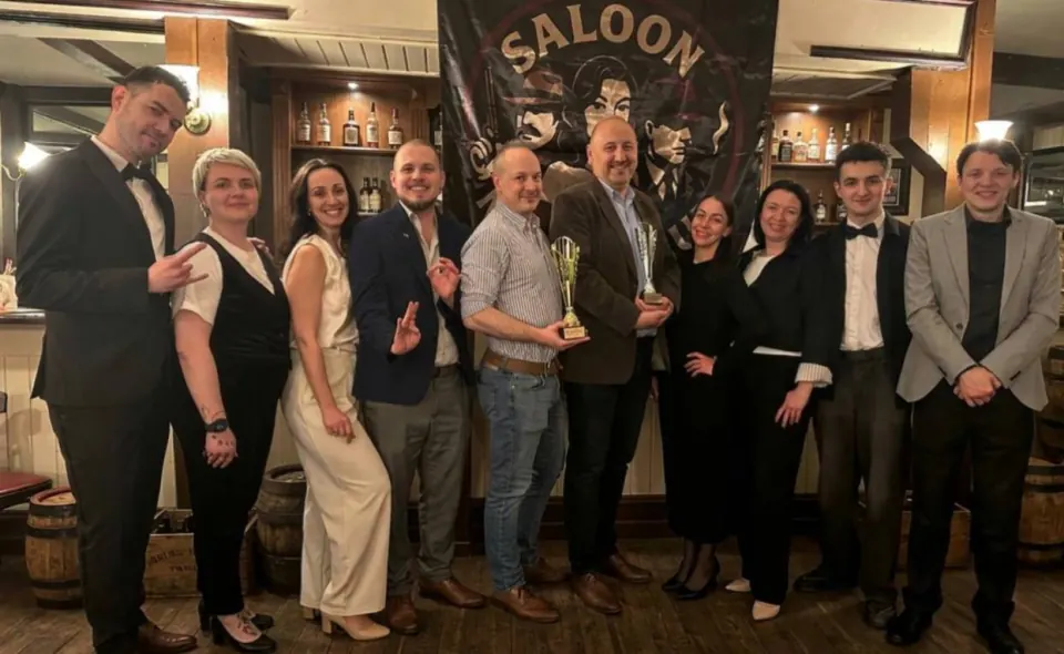 Гравці Saloon Mafia Club із клубною нагородою