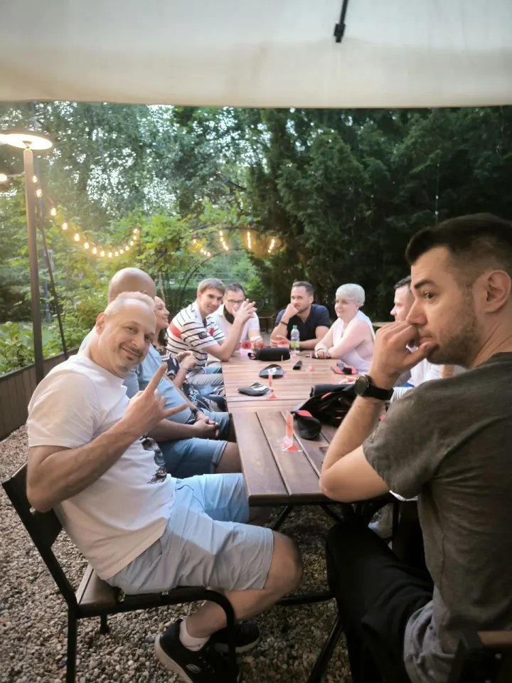 Гравці Saloon Mafia Club за літнім столом у Берліні